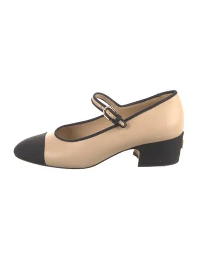 Pre-owned Chanel 2019 Interlocking Cc Logo Pumps In Neutral