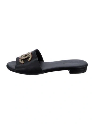 Pre-owned Chanel 2019 Interlocking Cc Logo Slides In Black