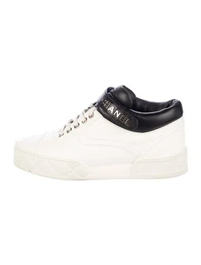 Pre-owned Chanel 2019 Interlocking Cc Logo Sneakers In White