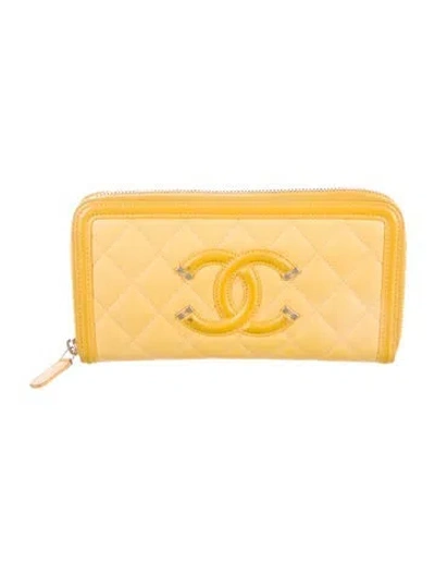 Pre-owned Chanel 2019-2020 Interlocking Cc Logo Continental Wallet In Yellow