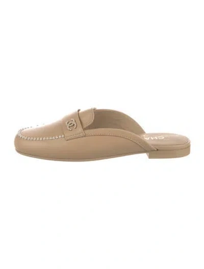 Pre-owned Chanel 2020 Interlocking Cc Logo Mules In Neutral