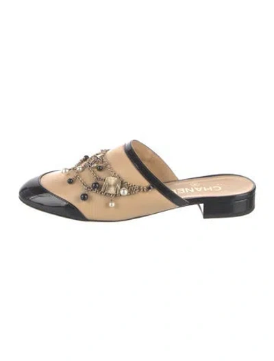 Pre-owned Chanel 2020 Interlocking Cc Logo Mules In Neutrals