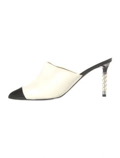 Pre-owned Chanel 2020 Interlocking Cc Logo Mules In White