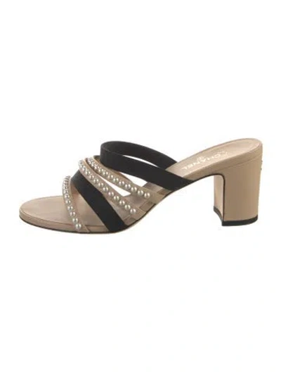 Pre-owned Chanel 2020 Interlocking Cc Logo Slides In Neutral