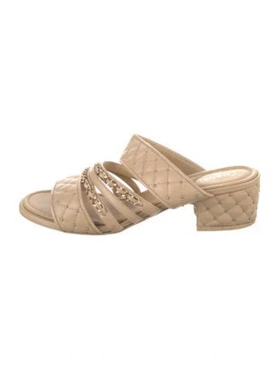 Pre-owned Chanel 2020 Interlocking Cc Logo Slides In Neutrals