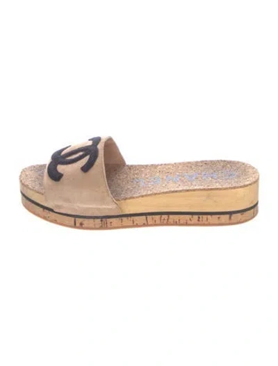 Pre-owned Chanel 2020 Interlocking Cc Logo Slides In Neutrals