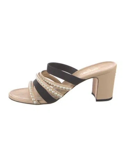 Pre-owned Chanel 2020 Interlocking Cc Logo Slides In Neutrals
