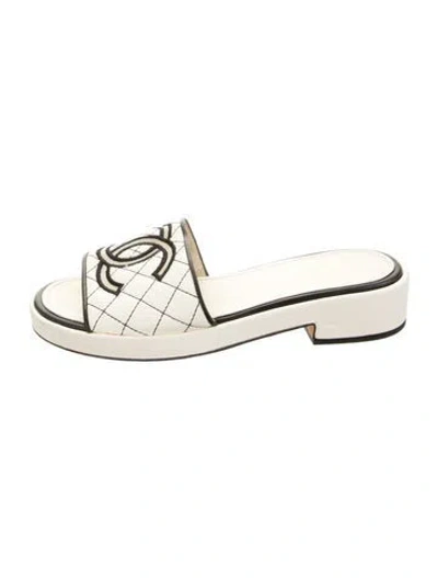 Pre-owned Chanel 2020 Interlocking Cc Logo Slides In Neutrals/white
