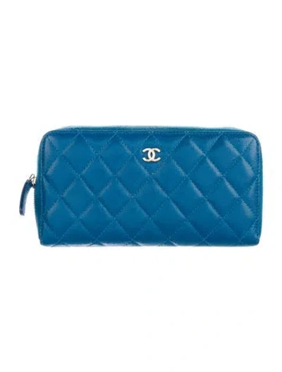 Pre-owned Chanel 2020 Interlocking Cc Logo Wallet In Blue