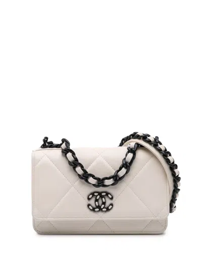 Pre-owned Chanel 2021-2024 Quilted Lambskin 19 Wallet On Chain Satchel In White