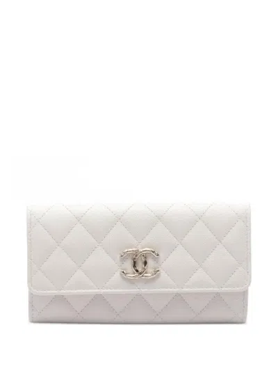 Pre-owned Chanel 2021 Diamond Quilting Wallet In White