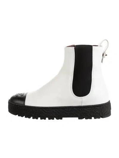 Pre-owned Chanel 2021 Interlocking Cc Logo Chelsea Boots In Black/white