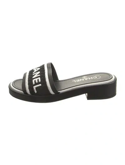 Pre-owned Chanel 2021 Interlocking Cc Logo Slides In Black