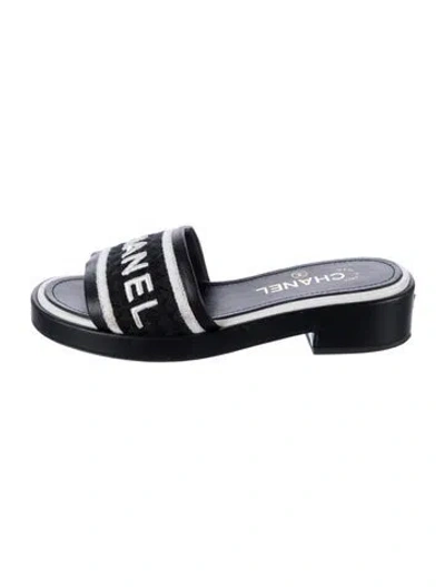 Pre-owned Chanel 2021 Interlocking Cc Logo Slides In Black