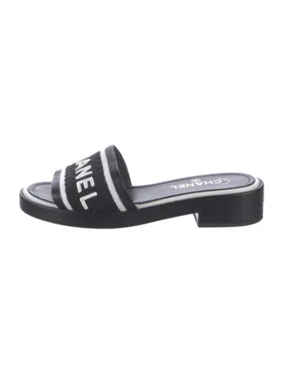 Pre-owned Chanel 2021 Interlocking Cc Logo Slides In Black