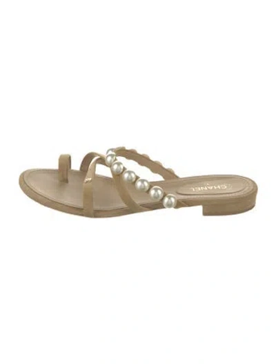 Pre-owned Chanel 2021 Interlocking Cc Logo Slides In Neutral