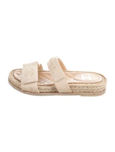 Pre-owned Chanel 2021 Interlocking Cc Logo Slides In Neutrals