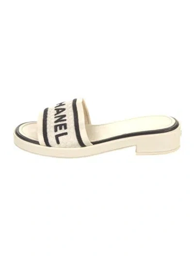 Pre-owned Chanel 2021 Interlocking Cc Logo Slides In Neutrals