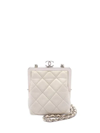 Pre-owned Chanel 2021 Lambskin And Plexiglass Kiss Clutch With Chain Crossbody Bag In 白色