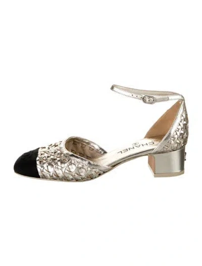Pre-owned Chanel 2022 Interlocking Cc Logo Flats In Gold
