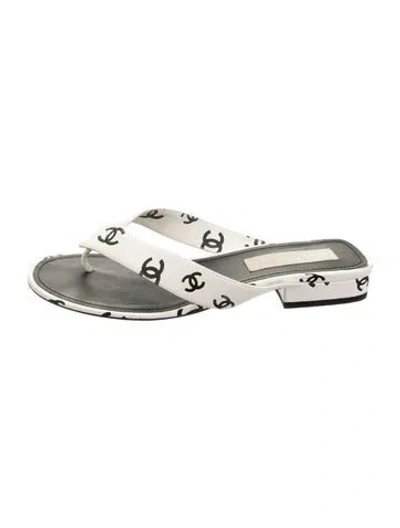 Pre-owned Chanel 2022 Interlocking Cc Logo Flip Flops In White