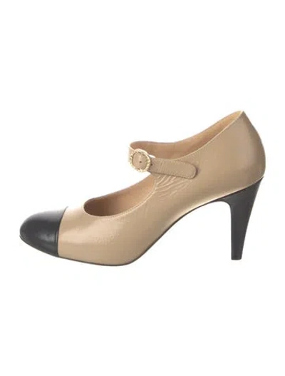 Pre-owned Chanel 2022 Interlocking Cc Logo Pumps In Neutral