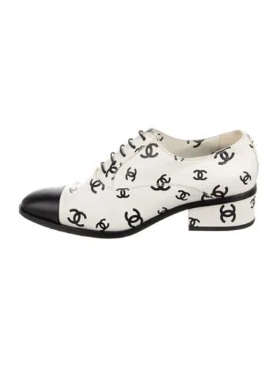 Pre-owned Chanel 2022 Interlocking Cc Logo Pumps In White