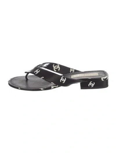 Pre-owned Chanel 2022 Interlocking Cc Logo Slides In Black/white