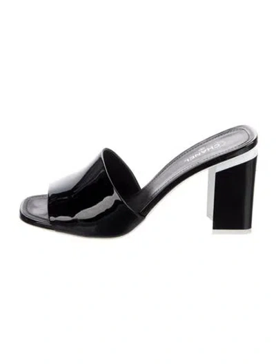 Pre-owned Chanel 2022 Interlocking Cc Logo Slides In Black/white