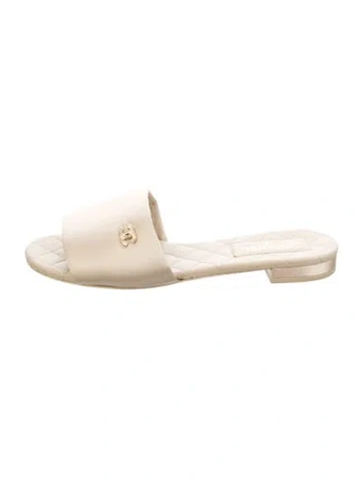 Pre-owned Chanel 2022 Interlocking Cc Logo Slides In Neutral
