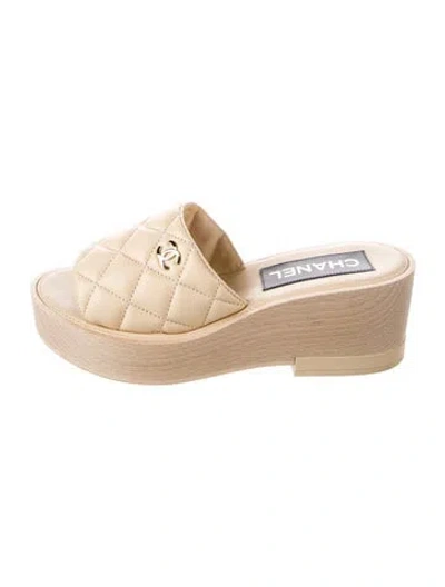 Pre-owned Chanel 2022 Interlocking Cc Logo Slides In Neutrals