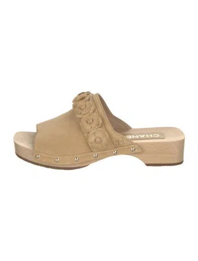 Pre-owned Chanel 2022 Interlocking Cc Logo Slides In Neutrals