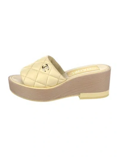 Pre-owned Chanel 2022 Interlocking Cc Logo Slides In Neutrals/yellow