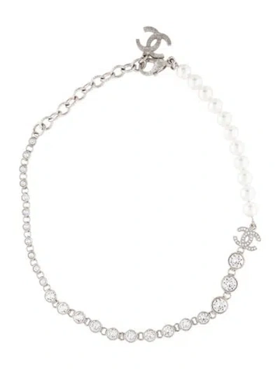 Pre-owned Chanel 2023 Faux Pearl & Strass Cc Beaded Choker Necklace, 16.5" In White
