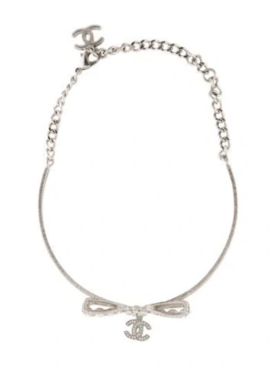 Pre-owned Chanel 2023 Faux Pearl & Strass Cc Bow Choker Necklace, 14" In White