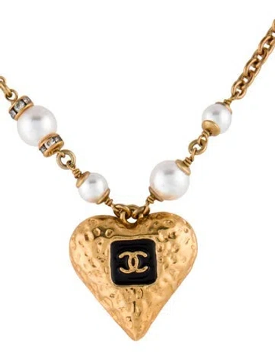 Pre-owned Chanel 2023 Faux Pearl, Strass & Resin Cc Heart Choker Pendant Necklace, 19" In Multi