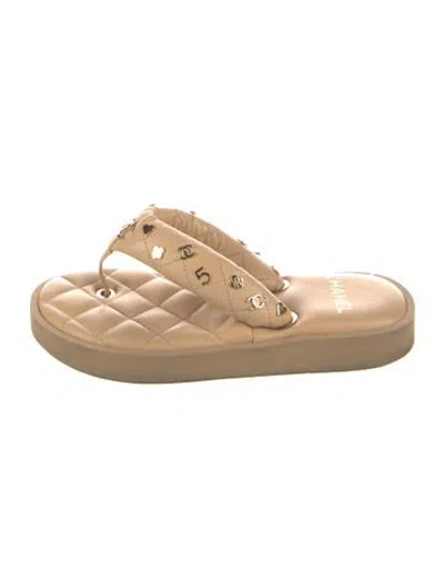 Pre-owned Chanel 2023 Interlocking Cc Logo Flip Flops In Neutral