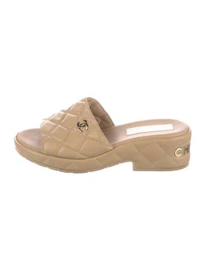 Pre-owned Chanel 2023 Interlocking Cc Logo Slides In Neutrals