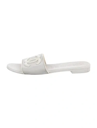 Pre-owned Chanel 2023 Interlocking Cc Logo Slides In White