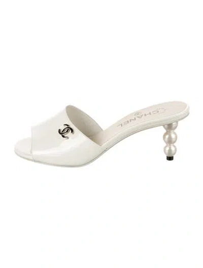 Pre-owned Chanel 2023 Interlocking Cc Logo Slides In White