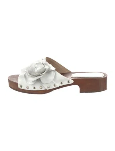Pre-owned Chanel 2023 Interlocking Cc Logo Slides In White