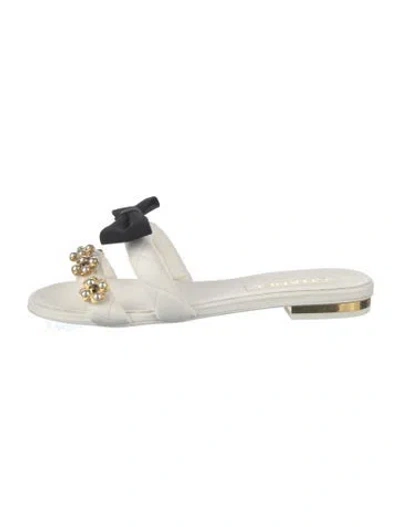 Pre-owned Chanel 2023 Interlocking Cc Logo Slides In White