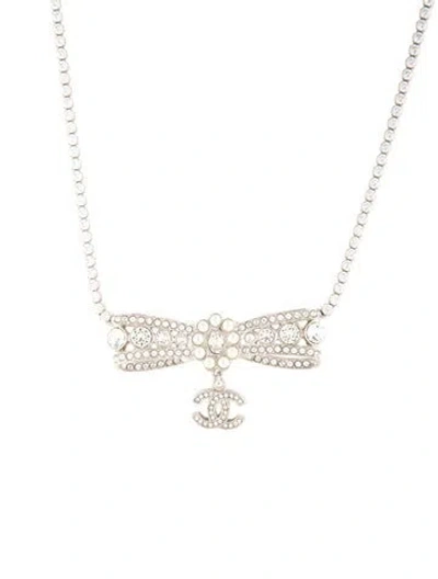 Pre-owned Chanel 2023 Strass & Faux Pearl Bow Choker, 12.5", 12.5" In Clear/white