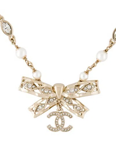 Pre-owned Chanel 2024 Faux Pearl & Strass Cc Bow Choker Necklace, 15" In Multicolor