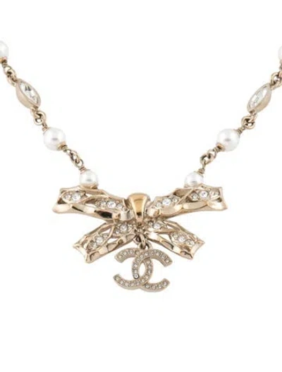 Pre-owned Chanel 2024 Faux Pearl & Strass Cc Choker Necklace, 16" In Clear/white
