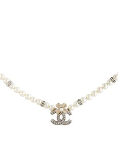 Pre-owned Chanel 2024 Faux Pearl & Strass Cc Choker Necklace, 17" In Clear/white