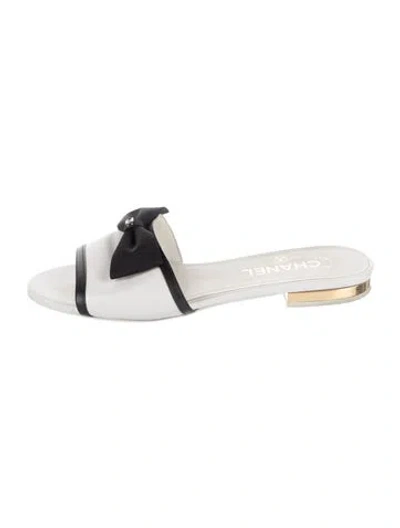 Pre-owned Chanel 2024 Interlocking Cc Logo Slides In Black/white