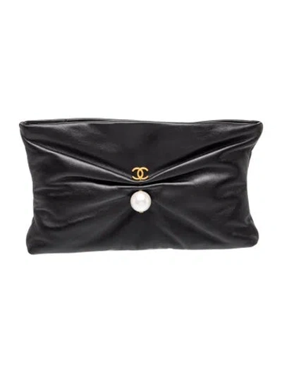 Pre-owned Chanel 2025 Cc Pearl Clutch In Black