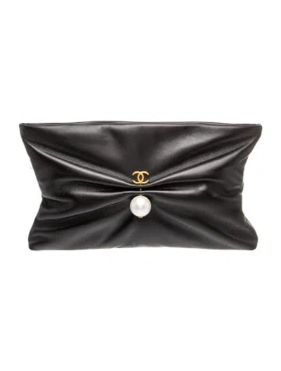 Pre-owned Chanel 2025 Cc Pearl Clutch In Black