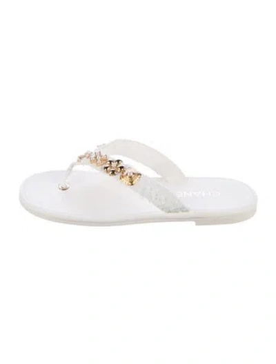 Pre-owned Chanel 2025 Faux Pearl Accents Flip Flops In White